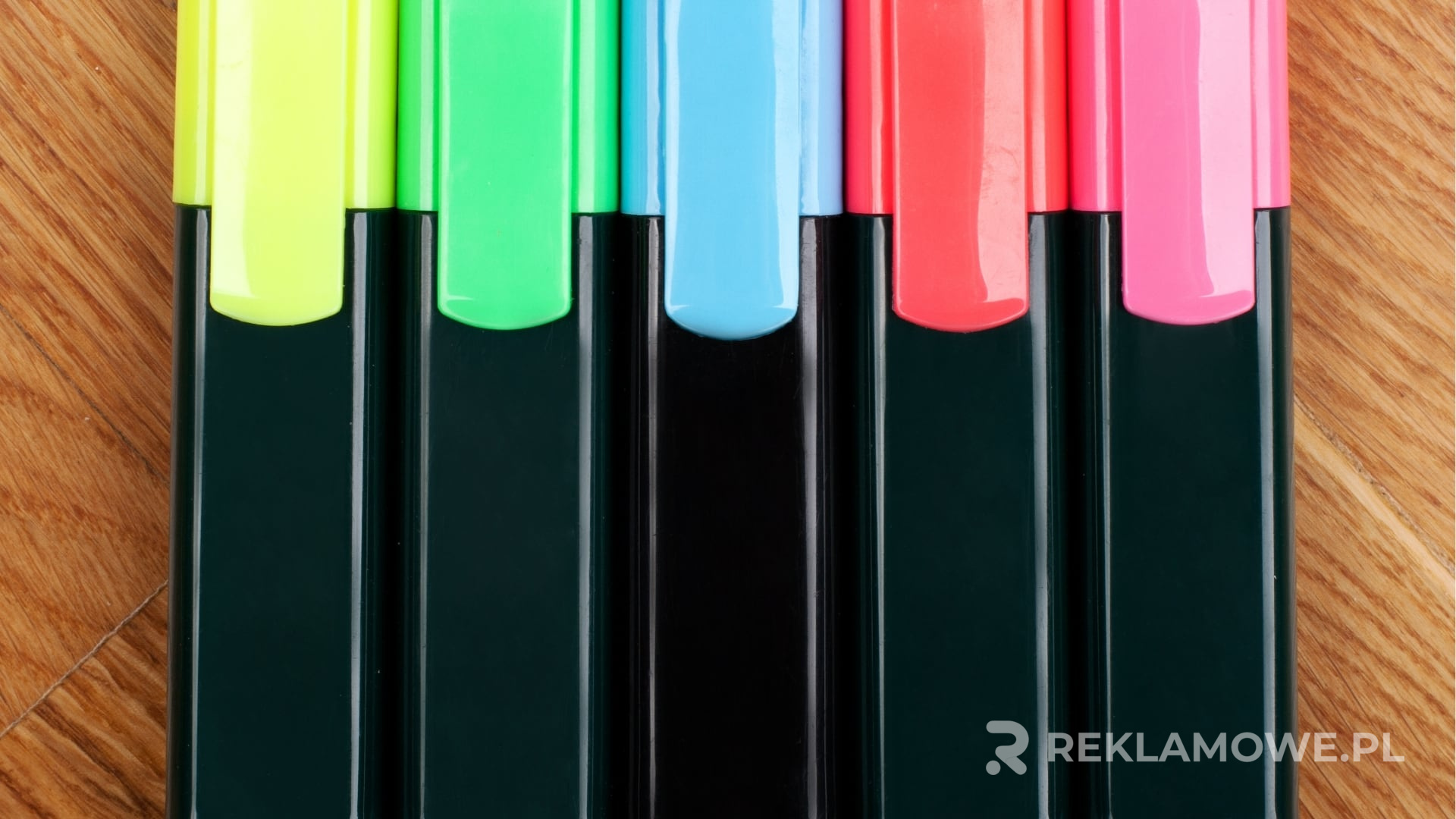 Kolorowe markery reklamowe na stole